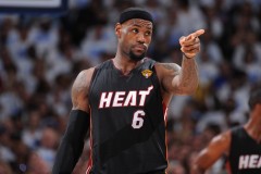 小托马斯近况：亮相比尔婚礼，35岁仍渴望回归NBA，娇妻很漂亮