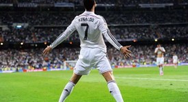 足球队长转会未果与主帅冲突，拒绝续约引发球队内乱